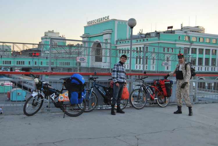 С велосипедами на станции Новосибирск Главный