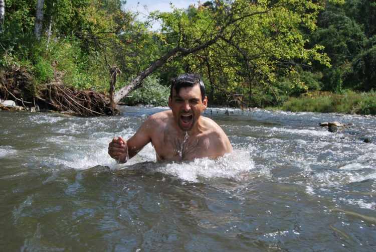 Бодрящее купание в речке