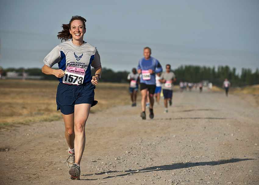 амбициозная женщина побеждает в марафоне