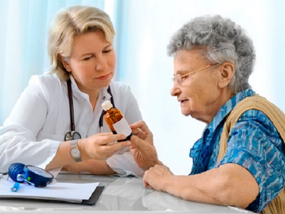 Пенсионерка на приеме у врача