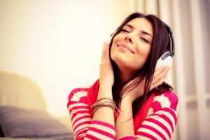Девушка слушает музыку в наушниках