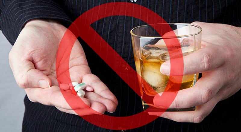 Алкоголь с таблетками и запрещающий знак