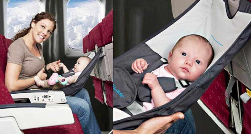 Ребенок в гамаке в самолете