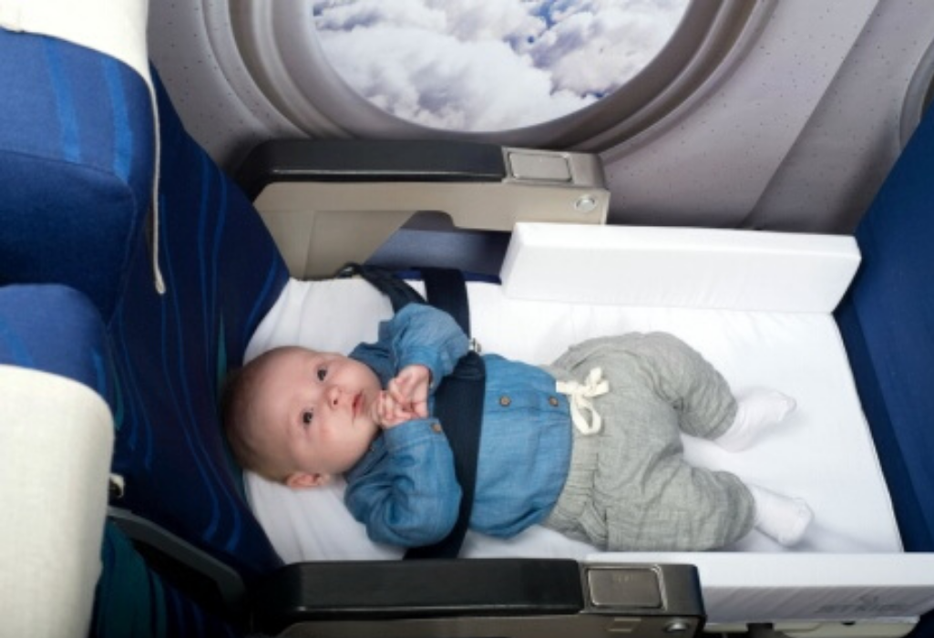 Малыш в самолете